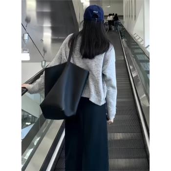小眾高階感軟皮荔枝紋通勤水桶包