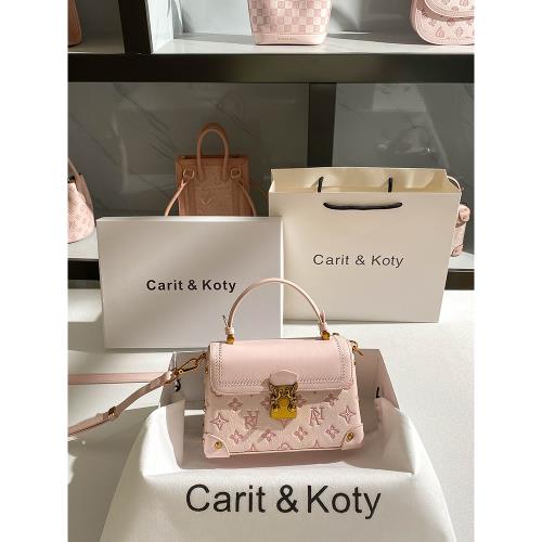 Carit Koty今年流行粉色包包2025秋冬新款高級感壓花盒子包女斜挎