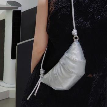 牛角包女2024新款時尚羊皮餃子包手機包單肩腋下包真皮斜挎小包包