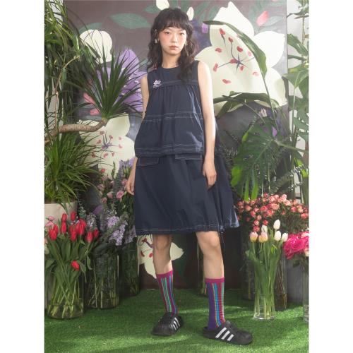 HHCH口海原創設計 櫻花繡花戶外感藏青色中長款無袖背心連衣裙