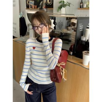條紋撞色愛心刺繡打底針織衫女秋韓系慵懶風軟糯甜美修身內搭上衣