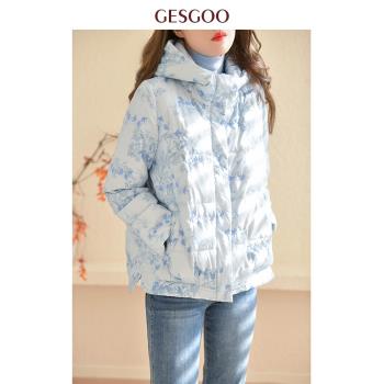 (免運)GESGOO時尚連帽藍色羽絨服女秋冬2024新款繡花設計白鴨絨外套保暖