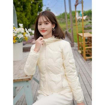 (免運)ATAR冬女裝新款輕薄保暖80%白鴨絨連帽羽絨服 2024修身夾克短外套