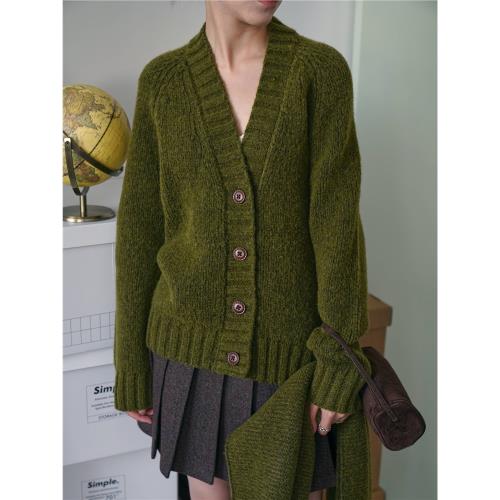 DFD橄欖樹 復古橄欖綠圍巾v領開衫外套粗針羊毛厚實針織毛衣女