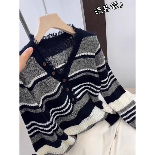 杭州四季青高端爆款~秋冬條紋V領紐扣針織衫女長袖拼色設計感毛衣