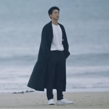 李現黑色翻領寬松單排扣同款衣服