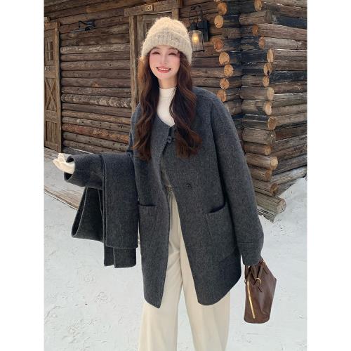 深灰色毛呢大衣女秋冬2024新款高級感斗篷雙面呢子外套圓領配圍巾