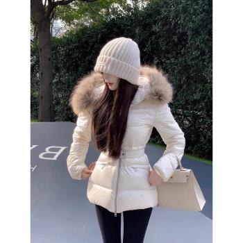 白鴨絨連帽羽絨服外套女2024冬新款可拆卸貉子毛腰帶收腰保暖上衣
