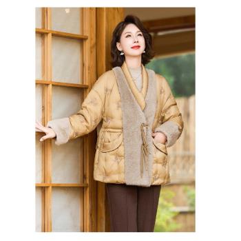 新中式媽媽冬裝羽絨服加厚2024秋冬中老年繡花洋氣時尚高貴外套女