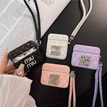 歐鵲 新款菱格小香風潮牌m家適用蘋果藍芽無線耳機殼AirPods pro二代AirPods 1/2/3代耳機套皮質防摔女款掛繩
