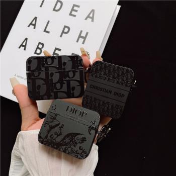 歐鵲 新款黑色磨砂浮雕潮牌D家適用蘋果藍芽無線耳機殼AirPods pro二代矽膠AirPods 1/2/3代防摔男女款保護套