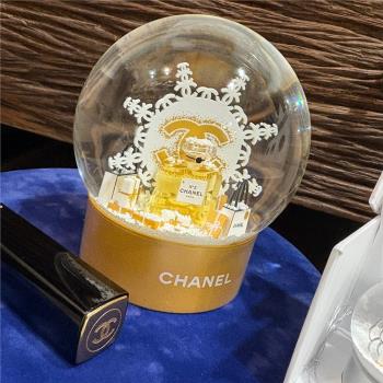 CHANEL香奈兒 N°5 典藏水晶球為高階定妝保濕產品，適合所有膚質使用。此款水晶球設計精緻，具有高階感與收藏價值，為臉部保養提供優質護理。產地為中國，為平行輸入貨源，請詳閱產品包裝標示以確認製造日期與有效期限。