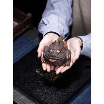 紫砂茶寵擺件可養鴻運金蟾招財鎮宅三足金蟾手工蟾蜍茶玩茶臺配件
