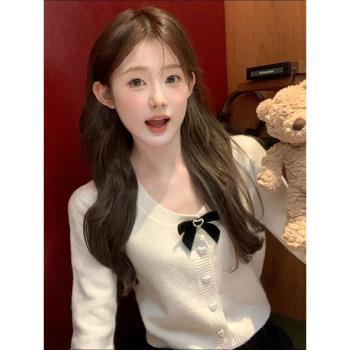 法式甜辣小香風白色長袖上衣女短款修身減齡洋氣毛衣針織開衫秋季
