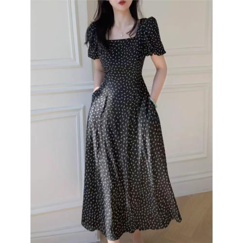 法式方領黑色碎花連衣裙女2026夏新款通勤優雅氣質收腰顯瘦長裙子