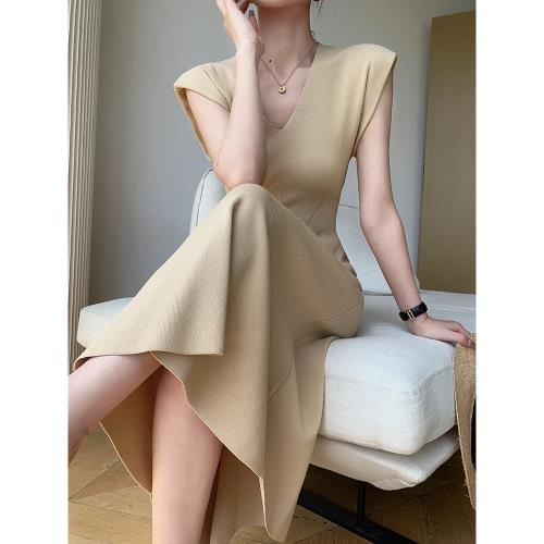 JWUNIQUE 卡其色無袖V領連衣裙女夏季2025新款收腰顯瘦長款針織裙