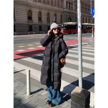 pusumede 黑色連帽長款羽絨服女冬季新款保暖白鴨絨寬松過膝外套
