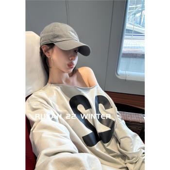 RUYAN~入眼秋季女裝2024年新款美式復古數字印花衛衣斜肩長袖上衣