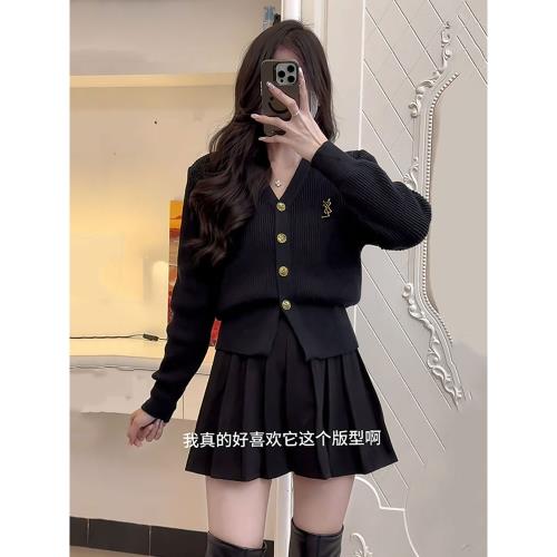 微胖mm設計感赫本針織衫套裝女大碼洋氣黑色上衣百褶半身裙兩件套