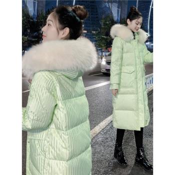 綠色亮面羽絨服女2024年冬季韓版中長款過膝白鴨絨大毛領連帽外套