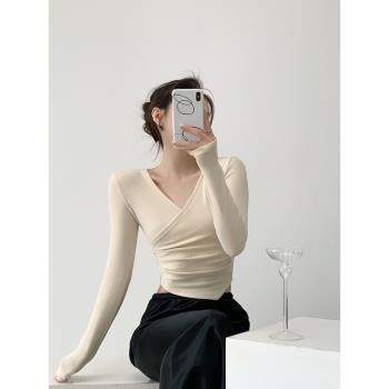 WTT萬太太白色交叉V領長袖針織衫女秋不規則修身短款百搭打底上衣