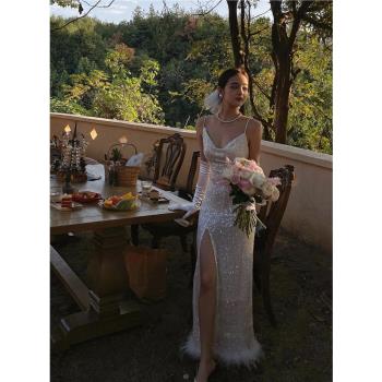 白色亮片閃閃小吊帶禮服輕奢風裙子鴕鳥毛連衣裙露背輕婚紗伴娘服