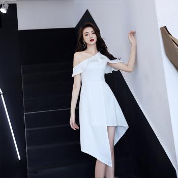 白色小禮服女2023年高階名媛優雅性感露肩時尚不規則荷葉袖連衣裙