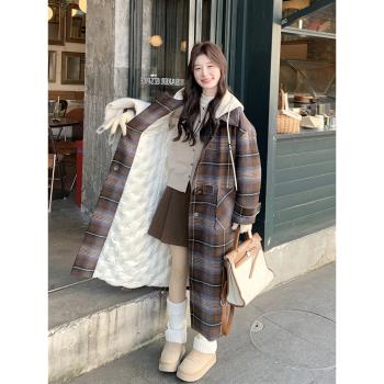 今年流行加厚保暖毛呢羽絨服女長款冬2025新款爆款牛角扣大衣外套
