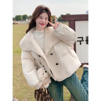 羊羔毛拼接大翻領米白色羽絨服女冬季短款洋氣時髦加厚白鴨絨外套