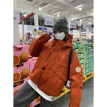 橘紅色短款連帽工裝派克羽絨服女冬季2024新款90白鴨絨沖鋒衣外套