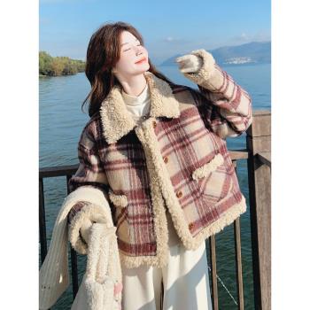 今年流行羊羔毛拼接格子羽絨服女短款2024冬季新款白鴨絨內膽外套