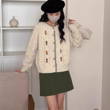 溫柔風刺繡花朵圓領長袖毛衣女冬季復古軟糯百搭羊毛針織開衫上衣