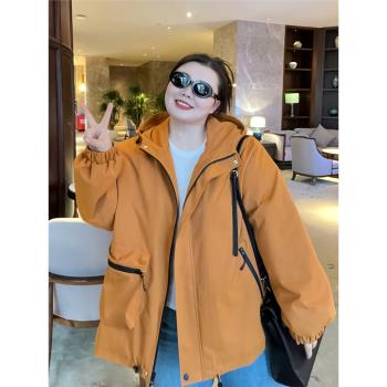 寬松休閑夾棉加厚保暖連帽沖鋒衣外套200斤胖mm防風大碼派克服女