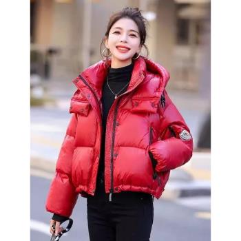 紅色短款羽絨服女冬季2025年新款免洗亮面時尚連帽加厚白鴨絨外套