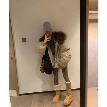 卡其色大貉子毛領羽絨服女2025年冬新款保暖白鴨絨牛角扣連帽外套
