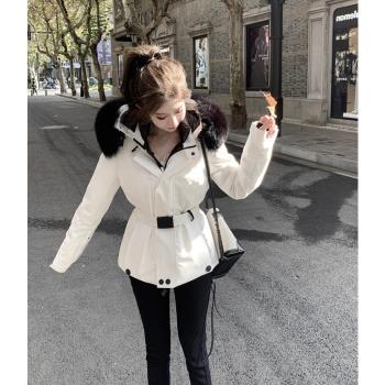 白色工裝黑狐貍毛領羽絨服女2025年冬季新款保暖收腰顯瘦滑雪服潮