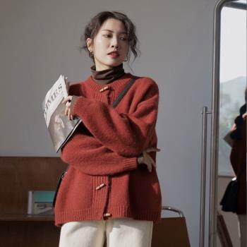 軟糯浣熊絨紅色毛衣寬松圓領針織開衫外套女小眾設計木質牛角扣厚