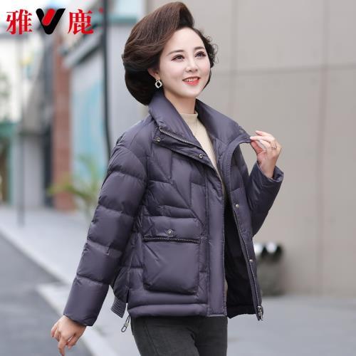 雅鹿媽媽冬裝短款羽絨服中年婦女上衣2022新款洋氣中老年女裝外套