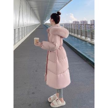 大毛領收腰抽繩白鴨絨羽絨服女2024冬中長款過膝加厚抗寒連帽外套
