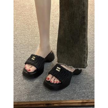 miu*厚底拖鞋2025夏季新款黑色涼鞋鬆糕增高鞋時尚沙灘涼拖女外穿