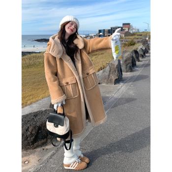 美拉德長款皮毛一體麂皮絨大衣女2024新款冬季牛角扣羊羔毛厚外套