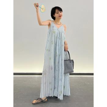 法式復古格紋吊帶百褶連衣裙女三亞夏季寬松顯瘦露背大擺沙灘裙