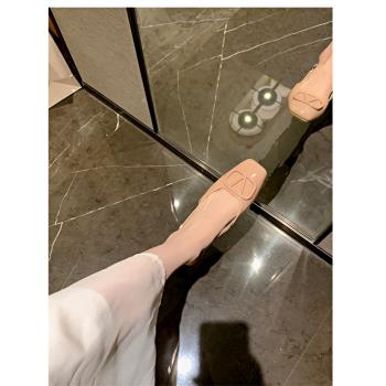 羊皮包頭後空平底仙女風扣帶涼鞋