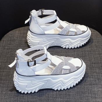 包頭涼鞋女2023新款百搭夏季鬆糕厚底水鉆羅馬運動鏤空真皮老爹鞋