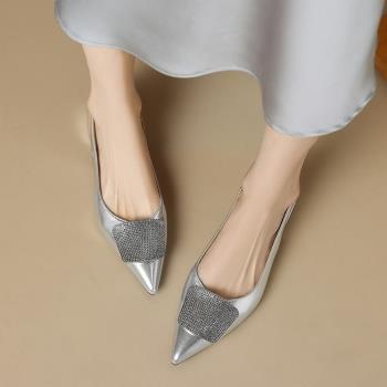 真皮尖頭包頭涼鞋2024新款夏季新款中跟銀色單鞋氣質法式女鞋外穿