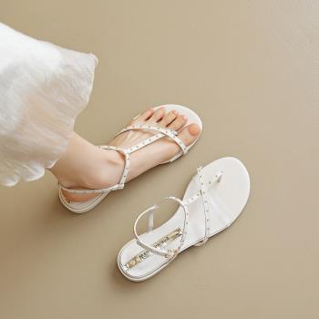 夾趾粗跟鉚釘涼鞋女夏仙女風夏季時尚配裙子平底大碼沙灘羅馬鞋子