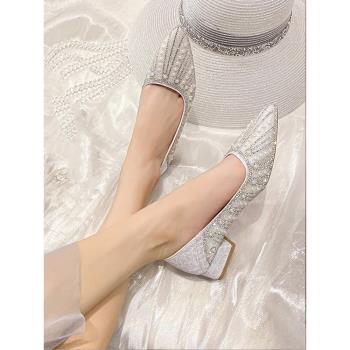 配婚紗粗跟單鞋婚鞋新娘伴娘鞋新款仙女水鉆大碼女鞋41-43碼3233