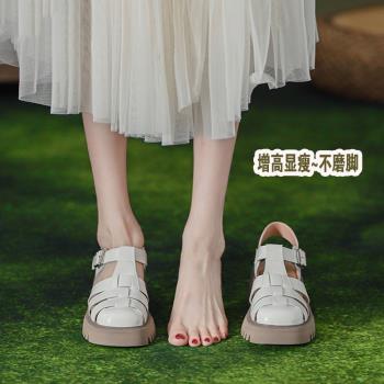 真皮夏季包頭平底羅馬涼鞋女2024新款鬆糕厚底百搭復古編織豬籠鞋