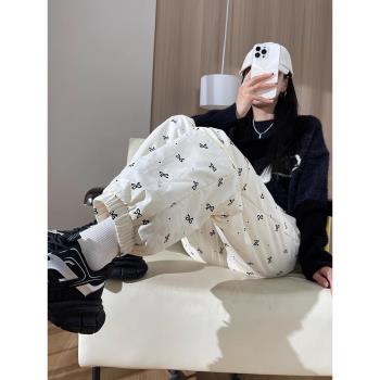 森馬集團棉致羽絨褲女外穿冬季2024新款時尚印花束腳保暖運動棉褲