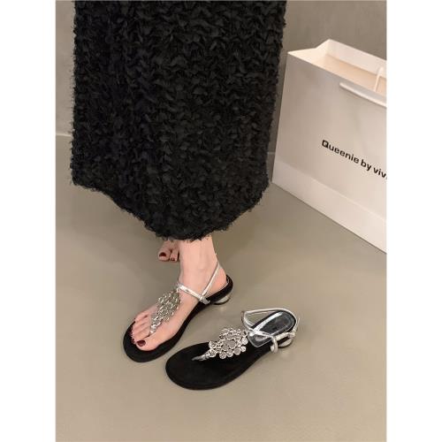 小眾設計感法式夾趾銀色涼鞋仙女鞋子2025新款夏季休閑度假羅馬鞋